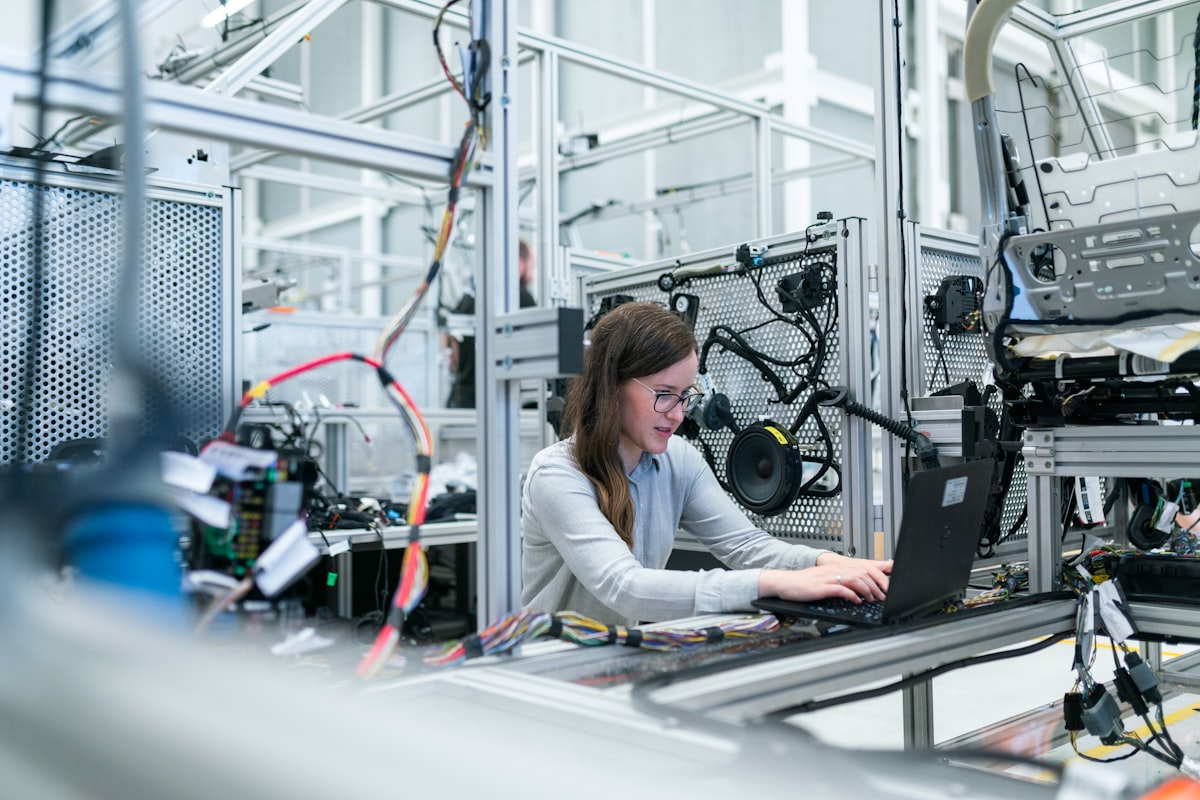 The Role of Smart Hands Services in Modern Enterprises